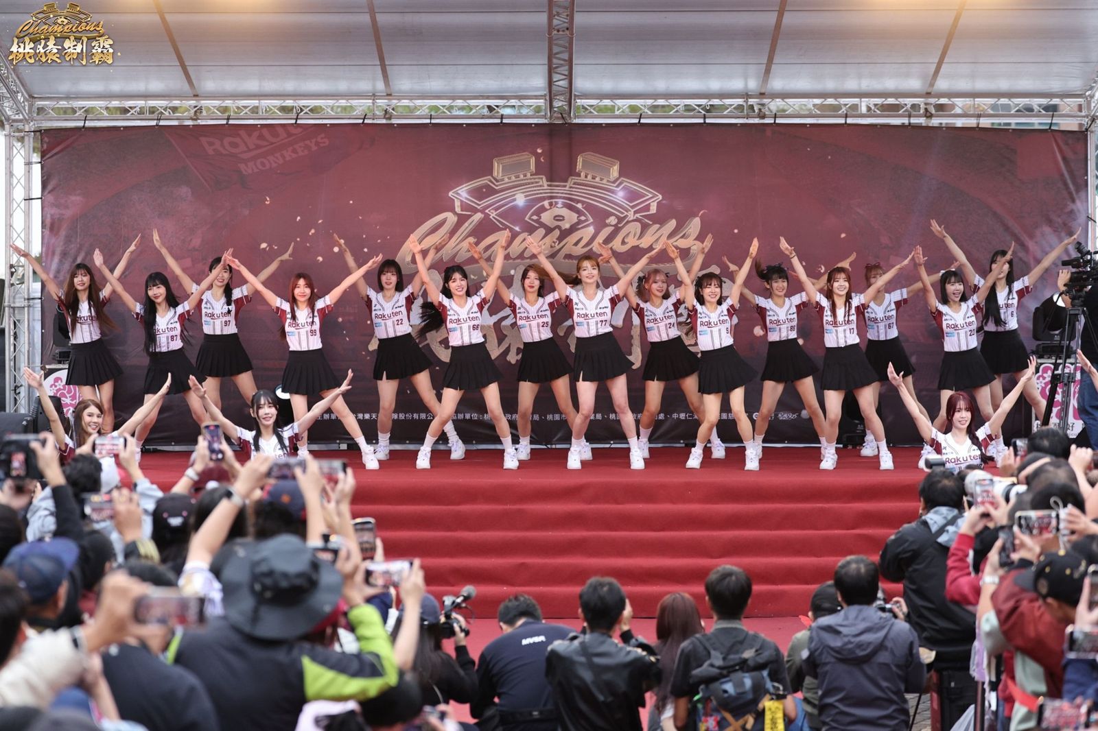 樂天桃猿奪隊史首冠 女孩們全員出動參加封王遊行
