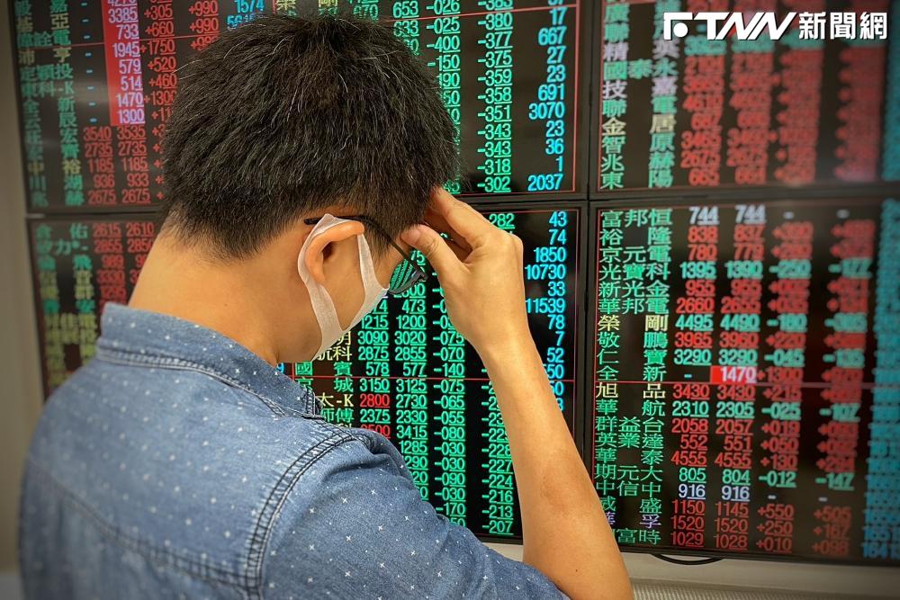 「滿天刀雨」大哥怎麼撐？三大法人狂倒266億　網嘆：中秋被當韭菜烤
